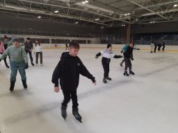 b_1024_768_0_00_images_2022_2023_WYCIECZKI_Lodowisko_337157021_1182471032469208_6969149851249879785_n